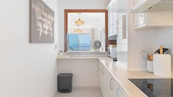 Een koelkast, een magnetron, een koffiezetapparaat/waterkoker