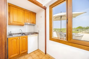 Una cucina con mobili in legno, un lavello e una lavastoviglie.