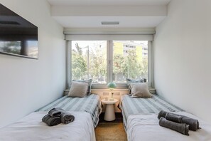 Iron/ironing board, WiFi, bed sheets - Beachside apartment (Sant Adrià de Besòs)