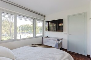 Een strijkplank/strijkijzer, wifi, beddengoed