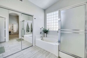 Dusche, Haartrockner, Handtücher, Shampoo