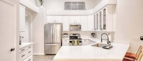 Réfrigérateur, micro-ondes, four, plaque de cuisson