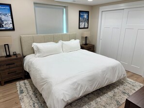 4 عدّة غرف نوم ومكتب وواي فاي مجانًا وملاءات أسرّة