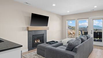 Smart TV, fireplace