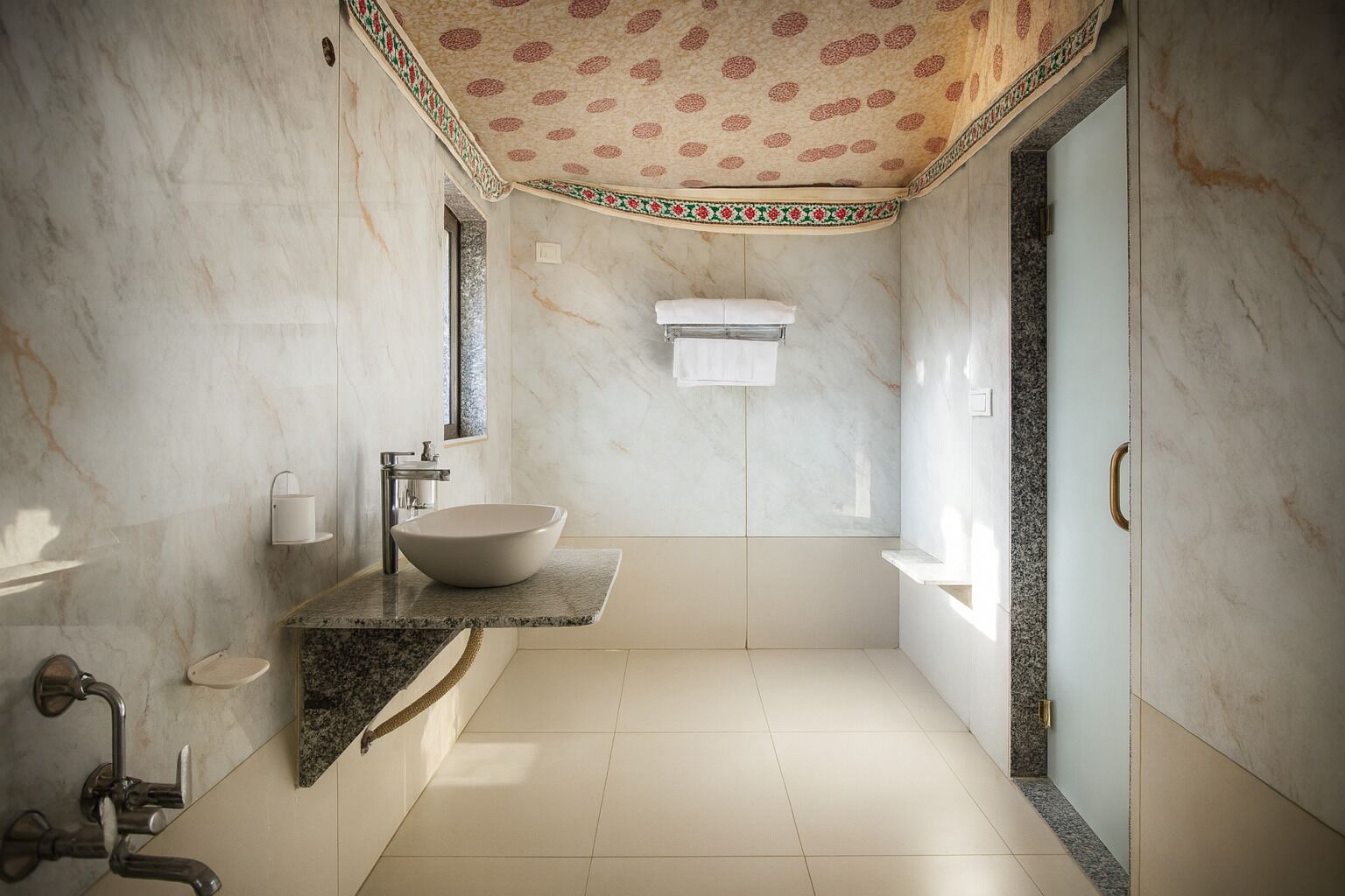 Shower, free toiletries, shampoo