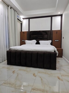 Deluxe Apartment, Courtyard View | Blackout drapes, iron/ironing board, free WiFi - SUNA'A HOME LOGPOM (Douala)
