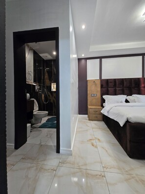 Suite superior, balcón, vista a la ciudad | Cortinas blackout, tabla de planchar con plancha y wifi gratis 