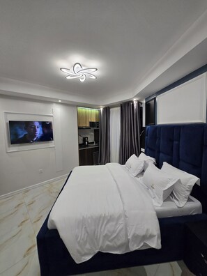 Deluxe tweepersoonskamer, balkon, uitzicht op stad | Verduisterende gordijnen, een strijkplank/strijkijzer, gratis wifi