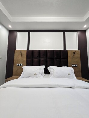 Suite superior, balcón, vista a la ciudad | Cortinas blackout, tabla de planchar con plancha y wifi gratis