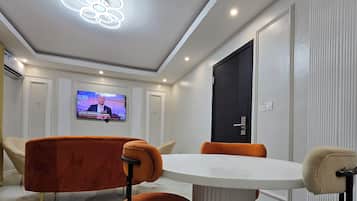 Suite superior, balcón, vistas a la ciudad | Zona de estar