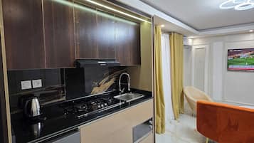 Superior Suite, Balcony, City View | Private kitchen