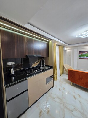 Suite superior, balcón, vista a la ciudad | Cocina privada