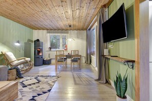 TV, fireplace - Holiday Home 'Am Neubäuer See' with Private Terrace, Shared Garden, and Wi-Fi (Roding)