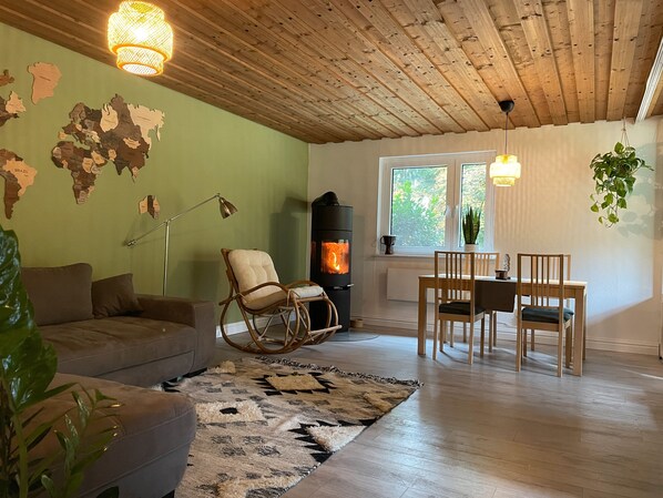 TV, fireplace