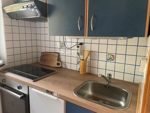 Een koelkast, een microgolfoven, een oven, een kookplaat