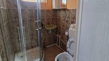 Ducha, secador de pelo, toallas, jabón