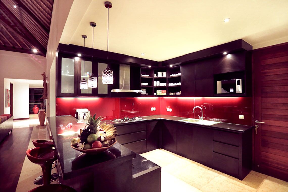 Een kookplaat, een vaatwasser