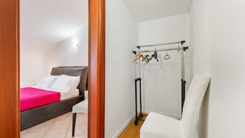 2 bedrooms, iron/ironing board, bed sheets
