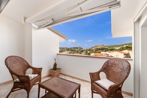 Appartement 'Mayor's House' avec vue sur la montagne, terrasse privée et climatisation