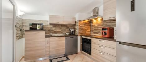 Réfrigérateur, micro-ondes, four, plaque de cuisson