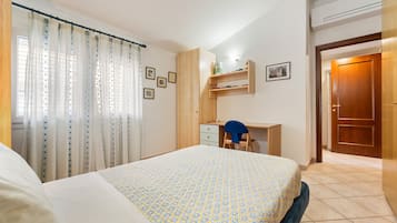 Tabla de planchar con plancha y ropa de cama
