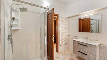 Regadera, amenidades de baño gratuitas, secadora de cabello, toallas