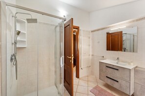 Douche, articles de toilette gratuits, sèche-cheveux