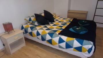 3 camere, una scrivania, ferro/asse da stiro, culla da viaggio