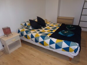 3 間睡房、書桌、熨斗/熨衫板、可攜式嬰兒床