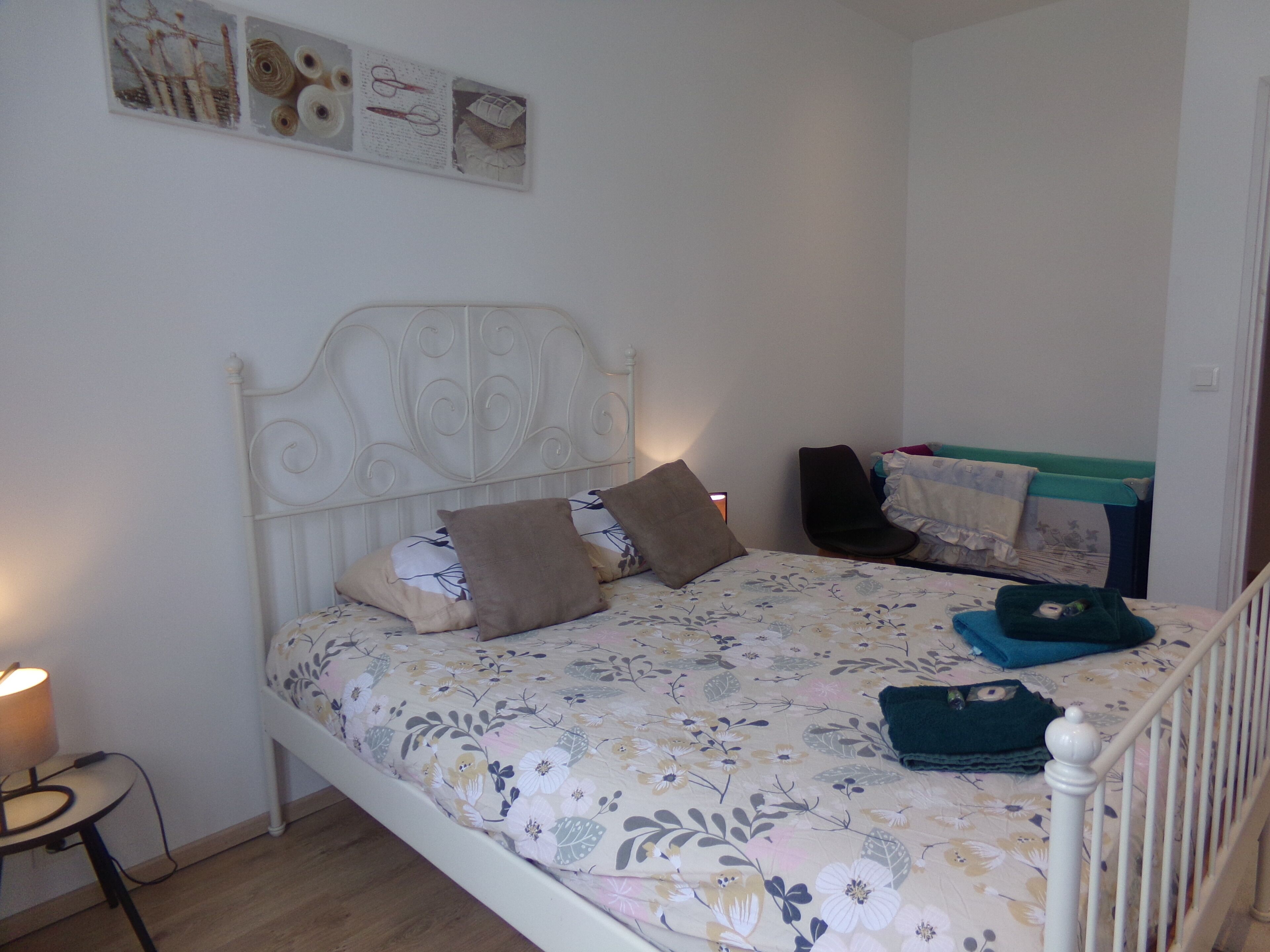 3 chambres, bureau, fer et planche à repasser, lit parapluie