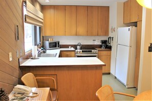 Kjøleskap, mikrobølgeovn, ovn og oppvaskmaskin