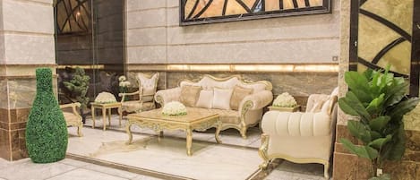 Coin salon dans le hall