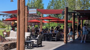 Outdoor dining - Mt Bach Retreat 221 - Hot Tub (Shared), Resort Units, Steps 2 Lodge, Sleeps 8 Comfortably (Sunriver)