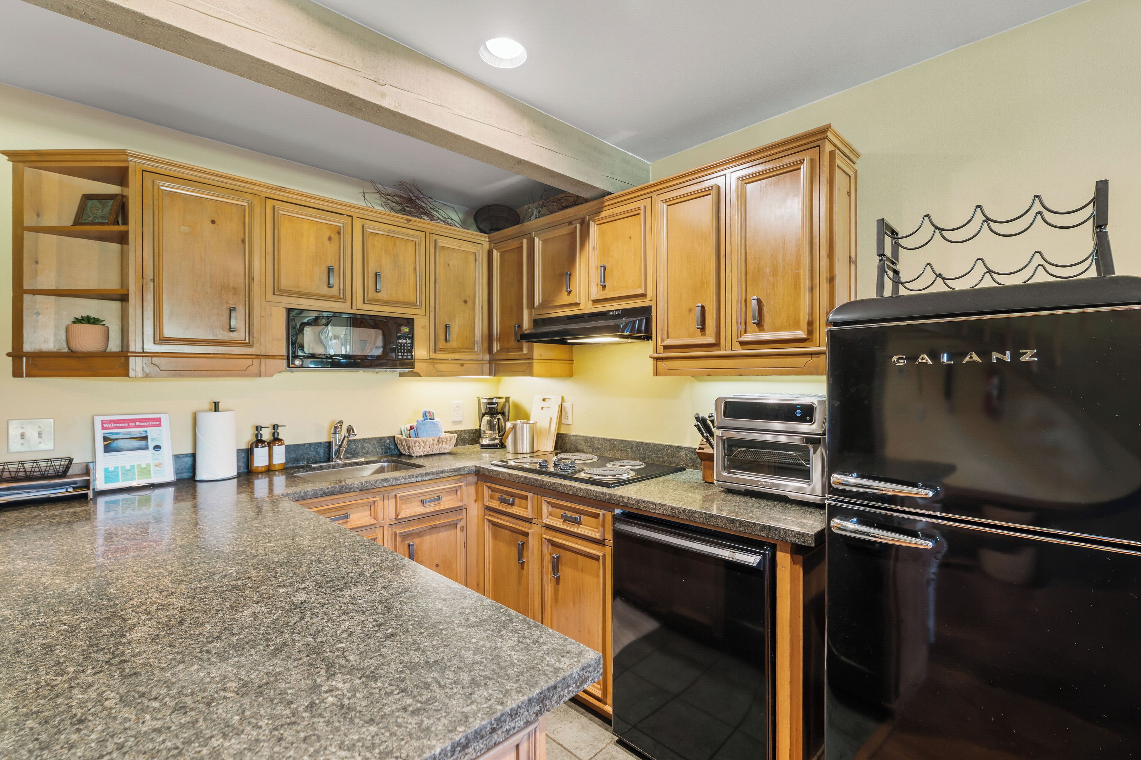 冷蔵庫、電子レンジ、オーブン、コンロ