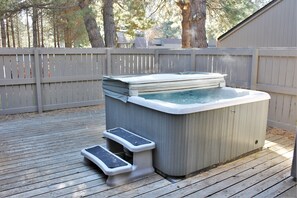 Outdoor spa tub - Meadow House 42 - Private Hot Tub, A/C, Common Area/Golf Course View (Sunriver)