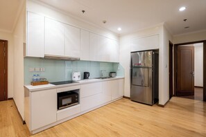Condo, 2 Bedrooms, City View, Poolside | Private kitchen