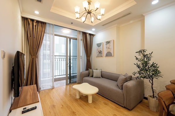 Apartment, 2 Schlafzimmer, Stadtblick, Poolseite | Wohnbereich