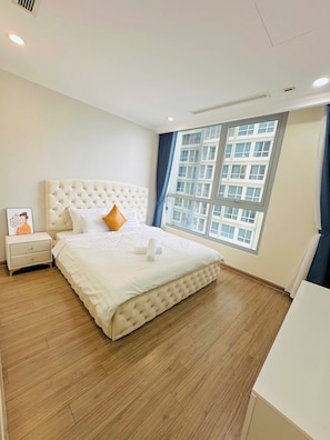 Apartment, 3 Schlafzimmer, Stadtblick, Turm | Schreibtisch, laptopgeeigneter Arbeitsplatz, Verdunkelungsvorhänge