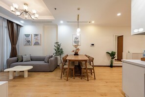 Condo, 2 Bedrooms, City View, Poolside | Living area