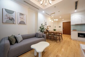 Íbúð - 2 svefnherbergi - borgarsýn - vísar að sundlaug | Stofa