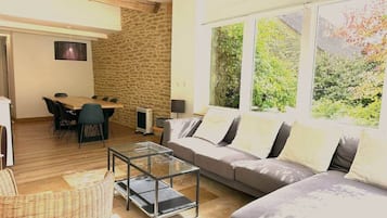 TV, fireplace