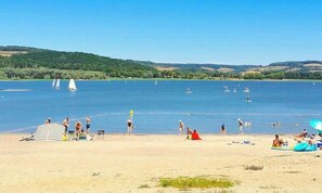 A beach with people, boats, and a clear sky. - Entire gîte, Le Bourguignon (Montoillot)