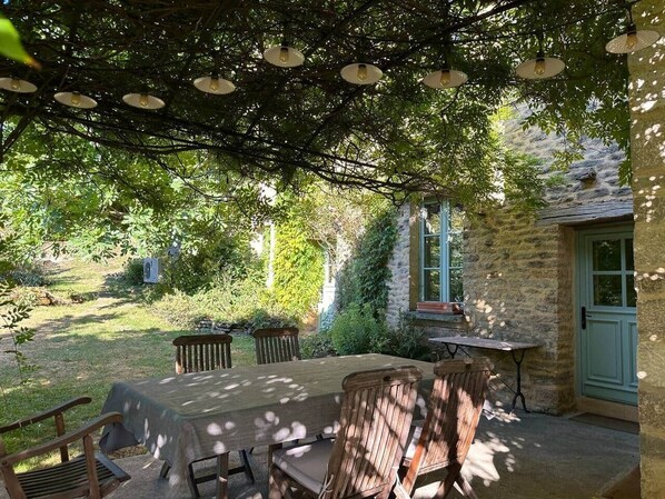 Outdoor dining - Entire gîte, Le Bourguignon (Montoillot)