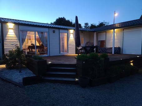 Terrace/patio. Chalet of Happiness by Lake Guerlédan