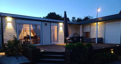 Chalet du bonheur au bord au lac de guerledan