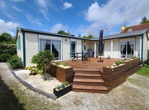 Outdoor dining - Chalet of Happiness by Lake Guerlédan (Caurel)