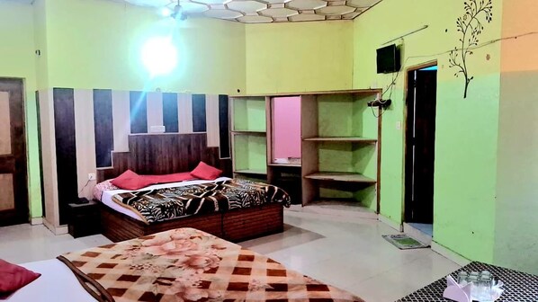 Habitación cuádruple | Camas supletorias, wifi gratis, ropa de cama