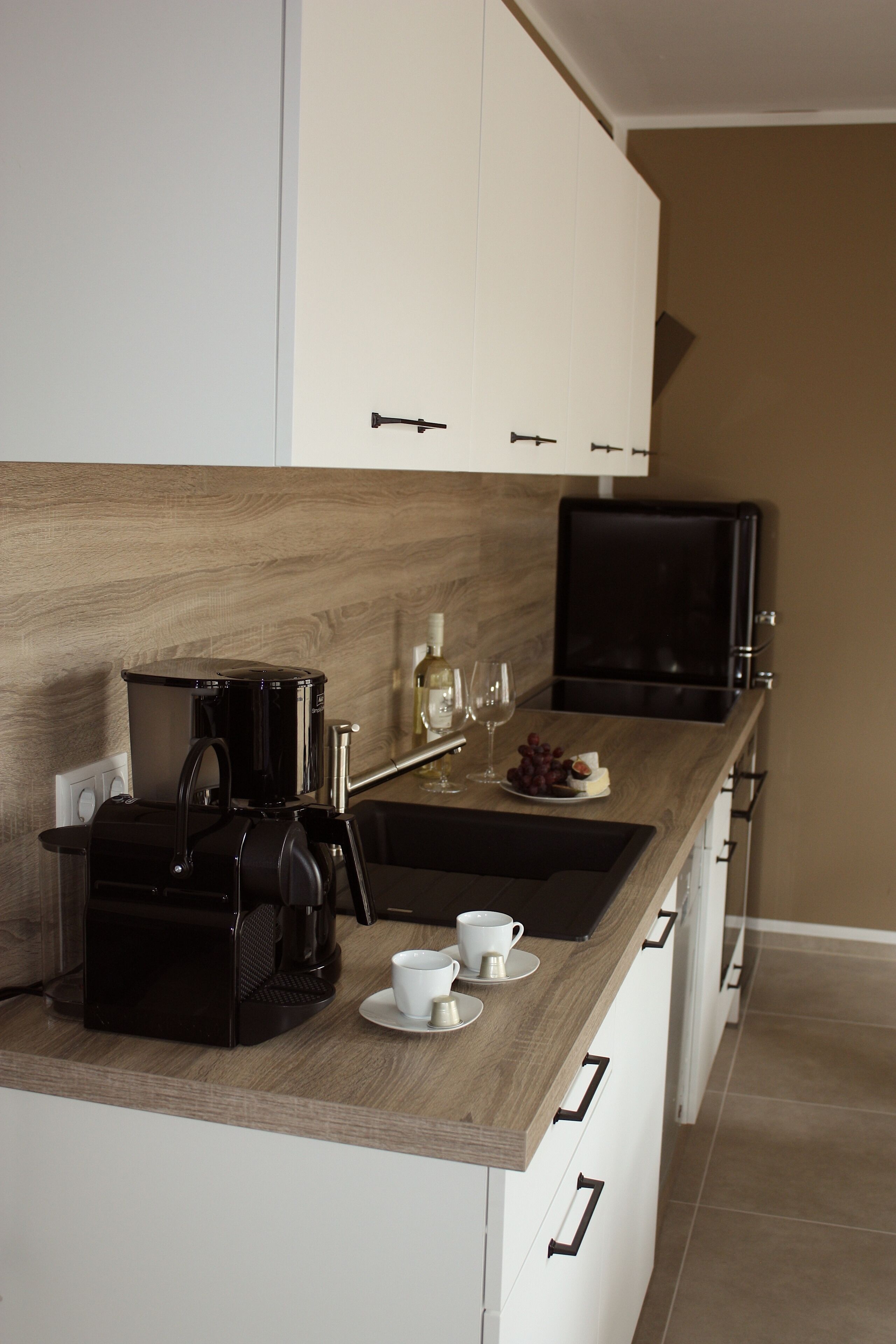 Kjøleskap, ovn, kokeplater og oppvaskmaskin