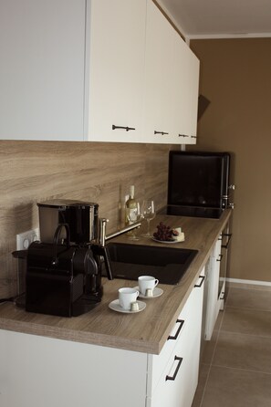 Een koelkast, een oven, een kookplaat, een vaatwasser