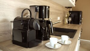 A coffee machine and two cups on a wooden countertop. - Stylish living - job & vacation (Soltau)